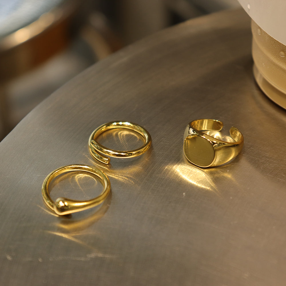 GOLD SIGNET RINGS SET